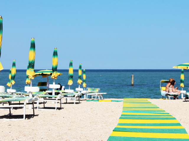 la spiaggia più si trova ad un minuto attraversando la parallela al lungomare
