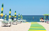 la spiaggia più si trova ad un minuto attraversando la parallela al lungomare
